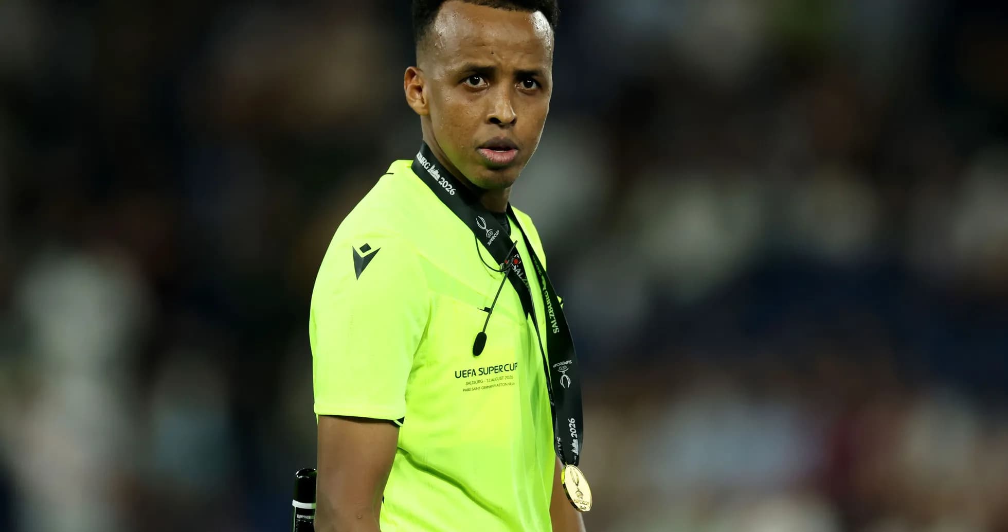 Árbitro con medalla durante el partido de fútbol