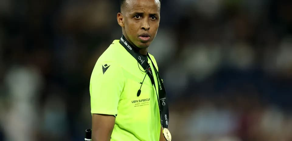 Árbitro con medalla durante el partido de fútbol