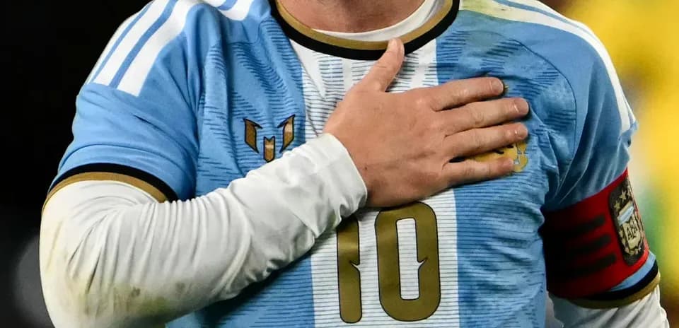 Jugador con camiseta de Argentina colocando mano en pecho
