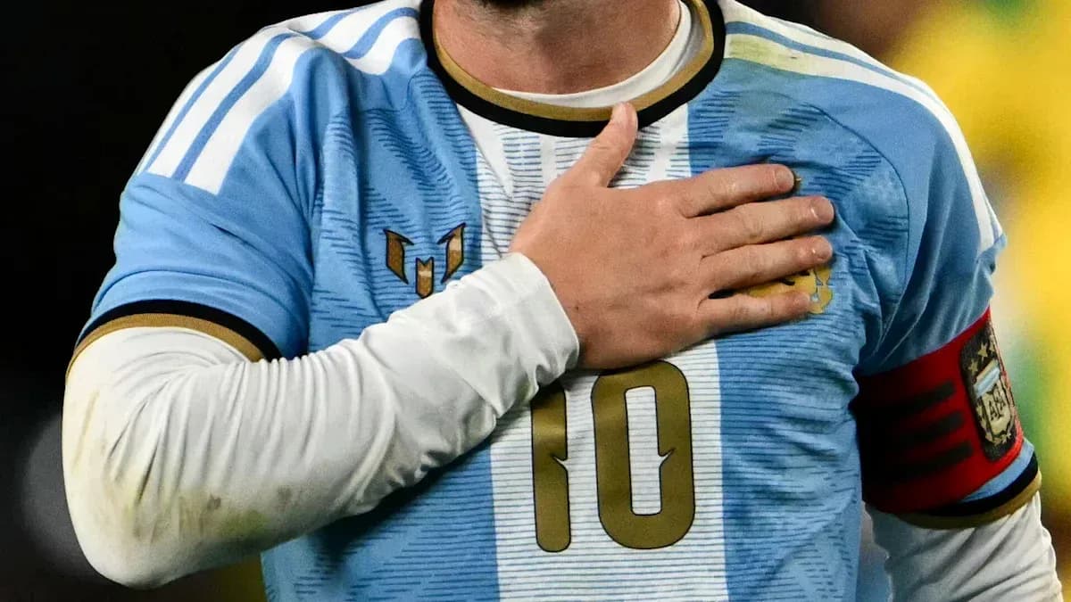 Jugador con camiseta de Argentina colocando mano en pecho