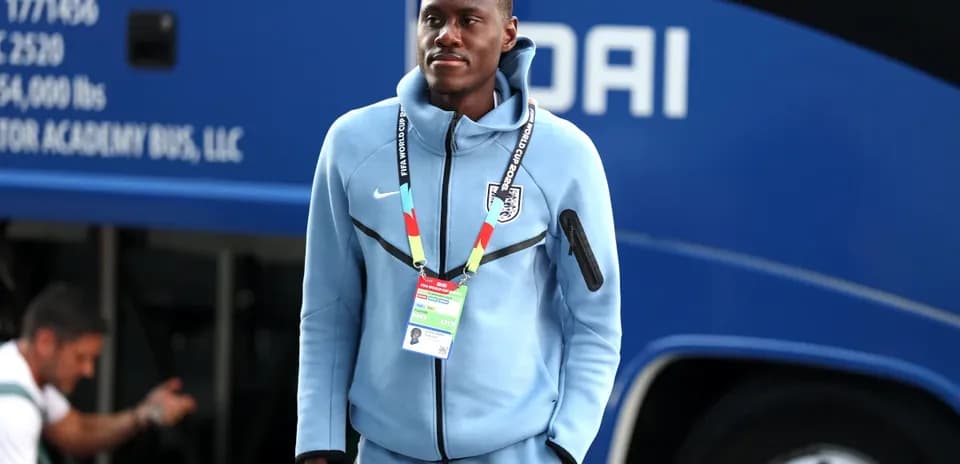 Jugador llegando al autobús con ropa de entrenamiento