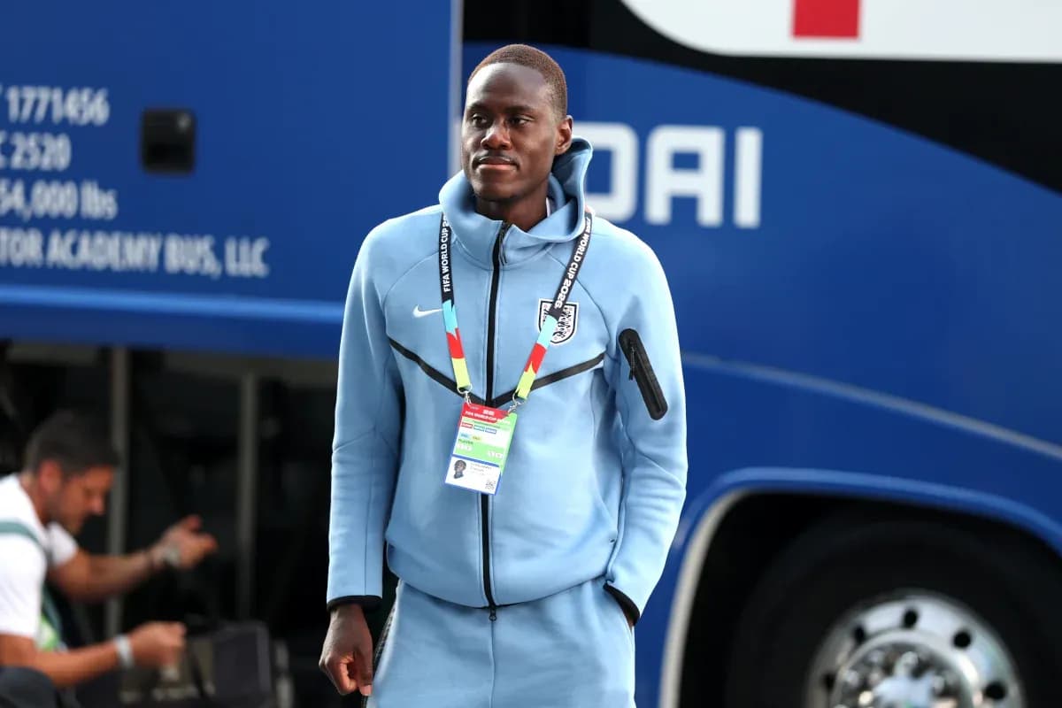 Jugador llegando al autobús con ropa de entrenamiento