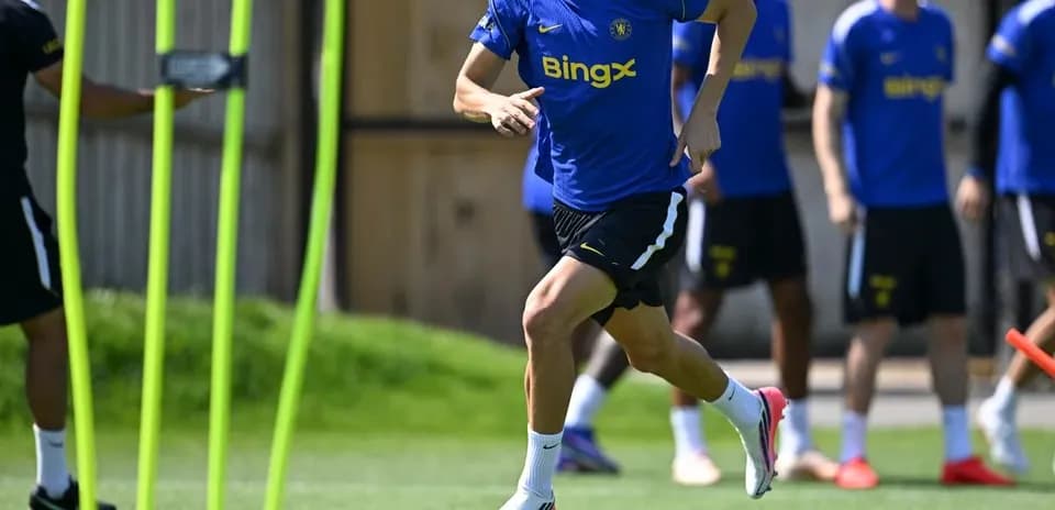 Jugador corriendo durante entrenamiento en campo