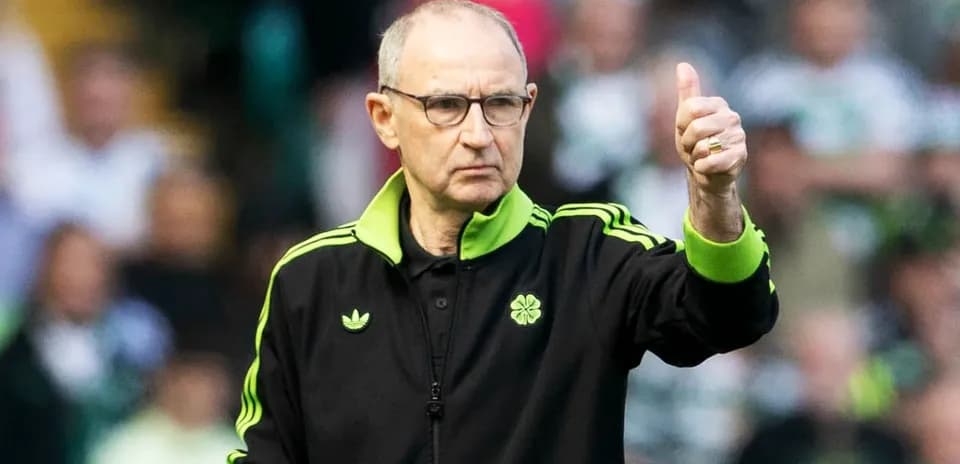 Entrenador dando un pulgar arriba en el campo