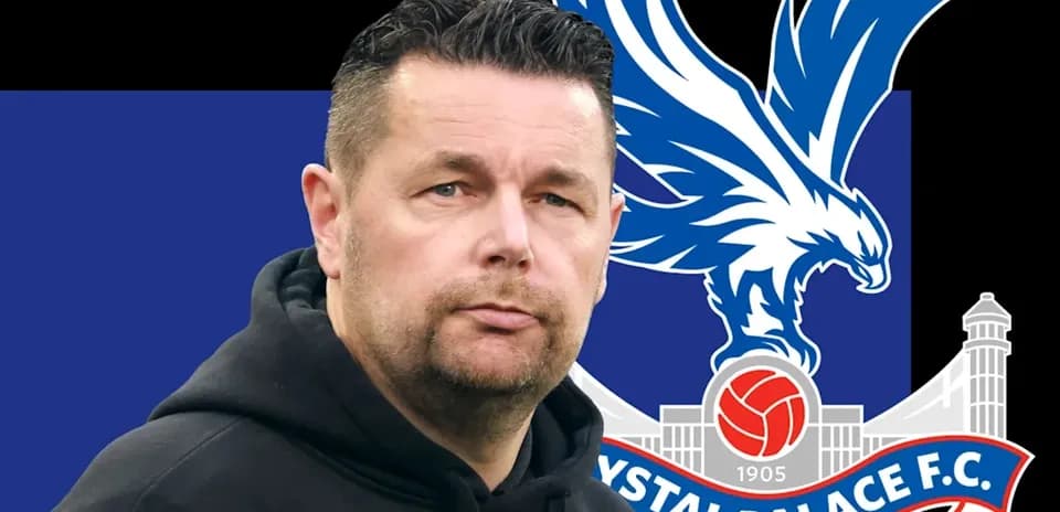 Entrenador con logo de Crystal Palace de fondo