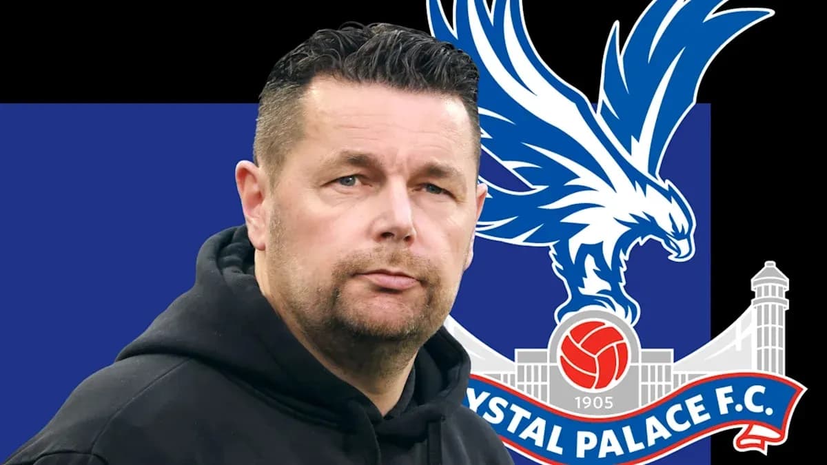 Entrenador con logo de Crystal Palace de fondo