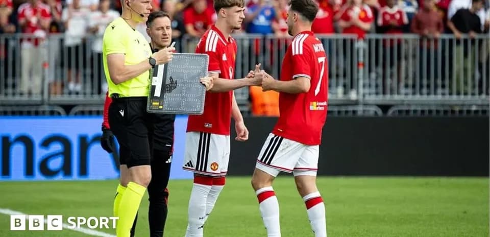 Jugadores de Manchester United durante un cambio de partido