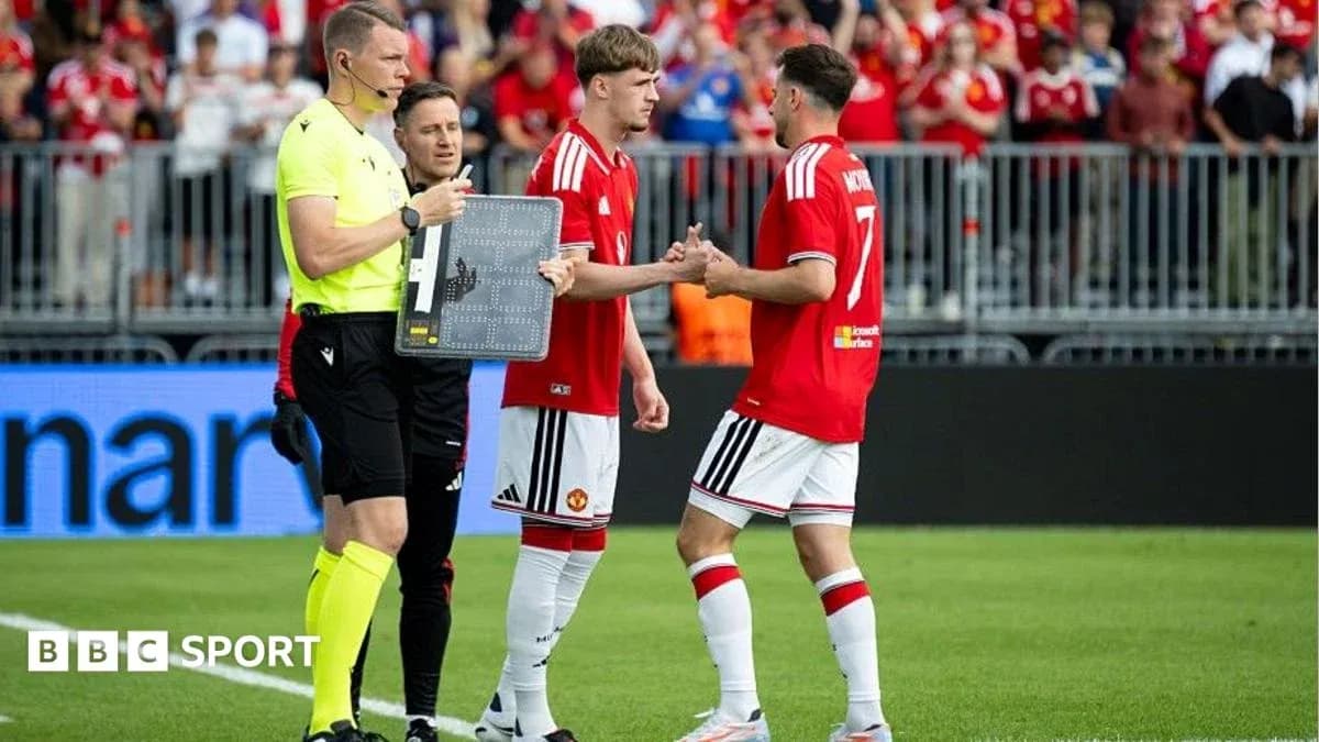Jugadores de Manchester United durante un cambio de partido