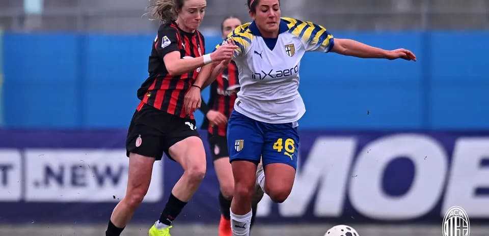 Jugadora de AC Milan compitiendo contra Parma