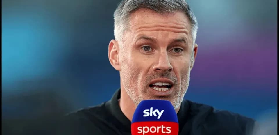 Presentador hablando con micrófono de Sky Sports