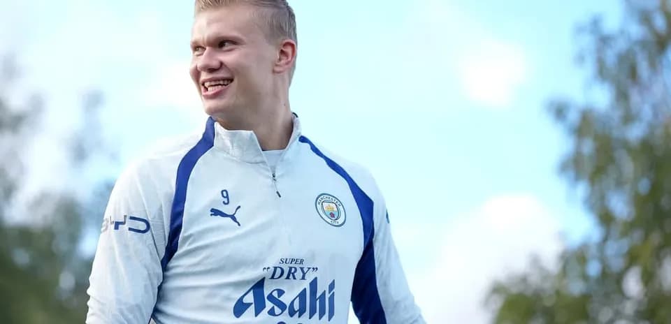 Jugador sonriendo durante el entrenamiento en campo