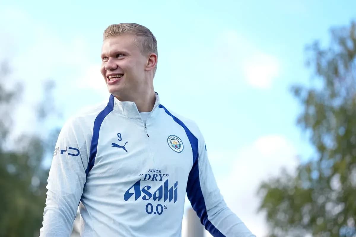 Jugador sonriendo durante el entrenamiento en campo