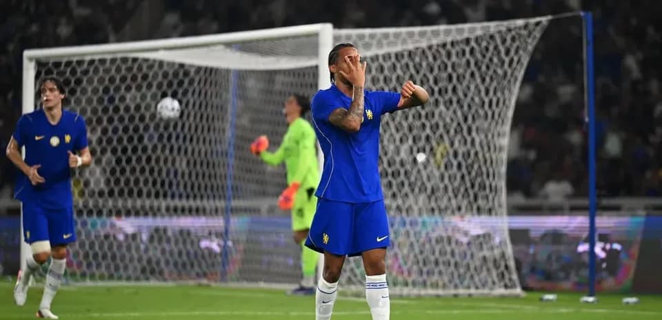 Jugador de fútbol lamentándose en el campo de juego