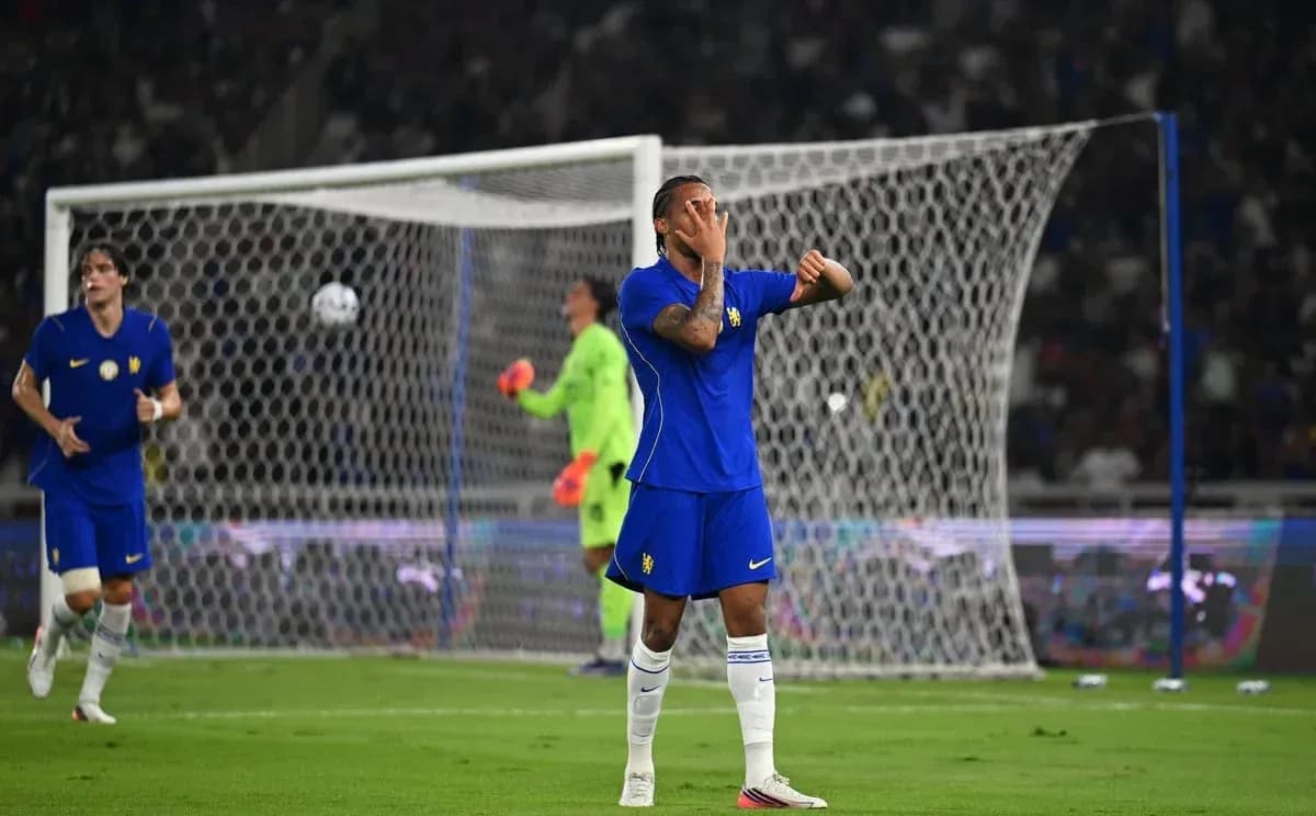 Jugador de fútbol lamentándose en el campo de juego