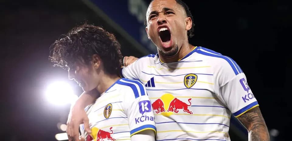 Dos jugadores de Leeds United celebrando un gol