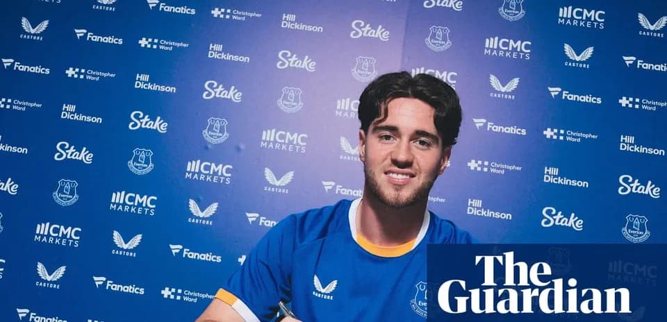 Jugador firmando contrato con el Everton FC