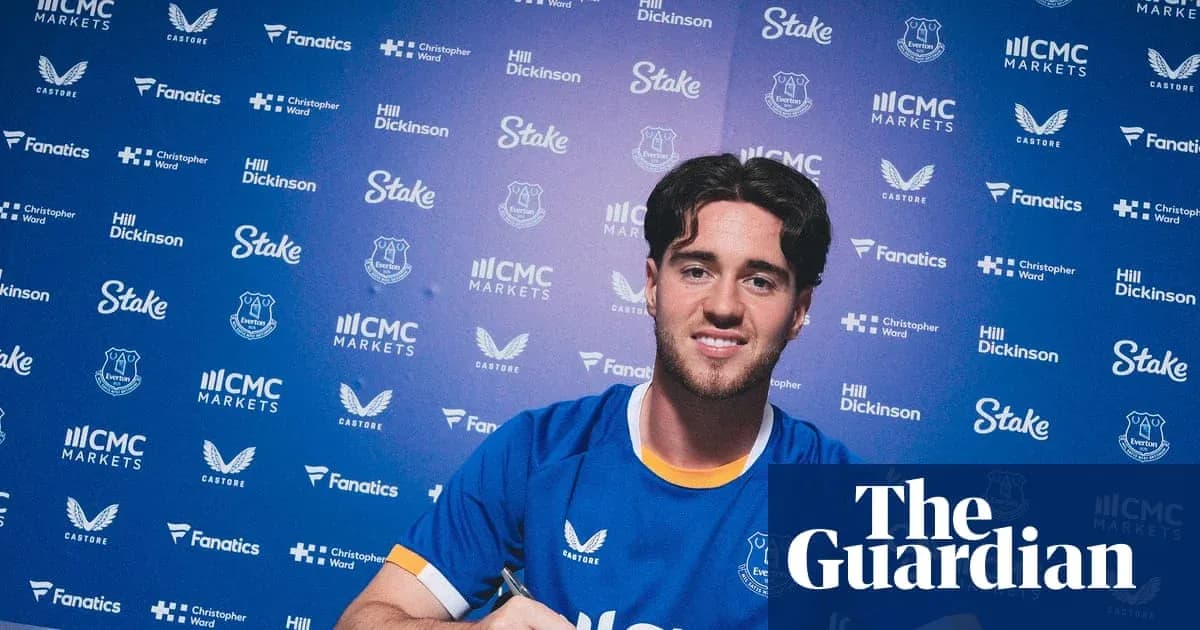 Jugador firmando contrato con el Everton FC
