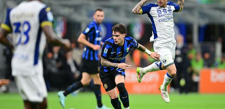 Jugador de Inter driblando a oponente de Hellas Verona