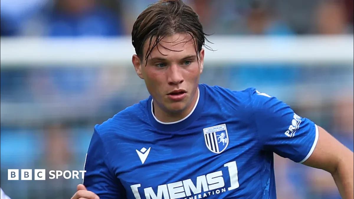 Jugador de Gillingham FC corriendo en el campo