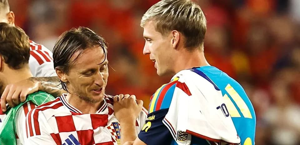 Jugadores de Croacia y España saludándose después del partido