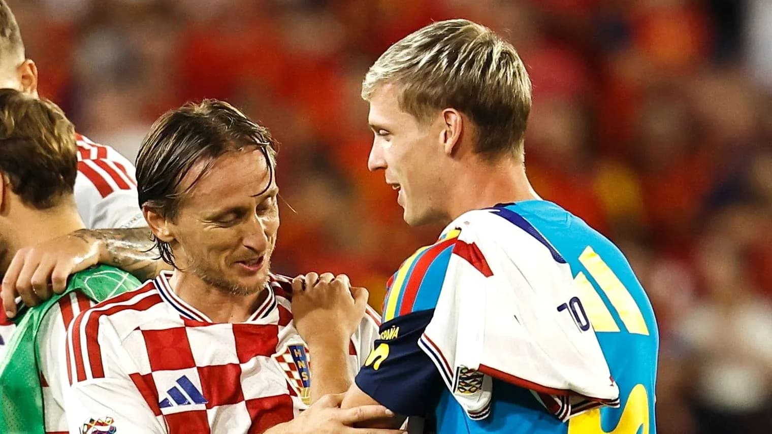 Jugadores de Croacia y España saludándose después del partido
