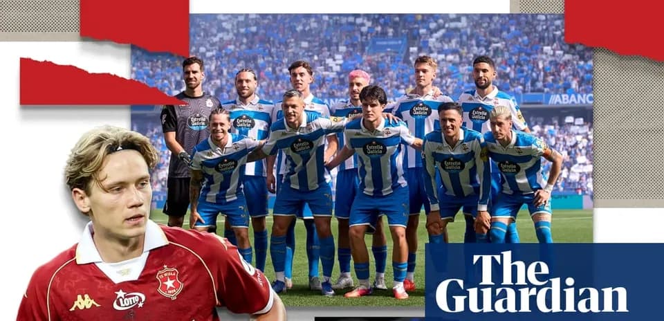 Equipo de fútbol posando en el campo durante partido