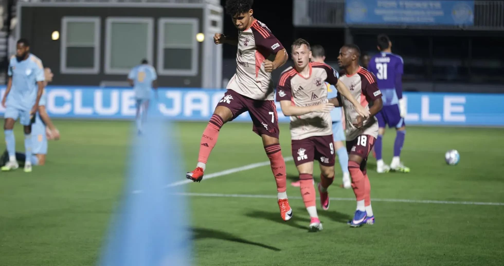 Jugador celebra un gol durante el partido