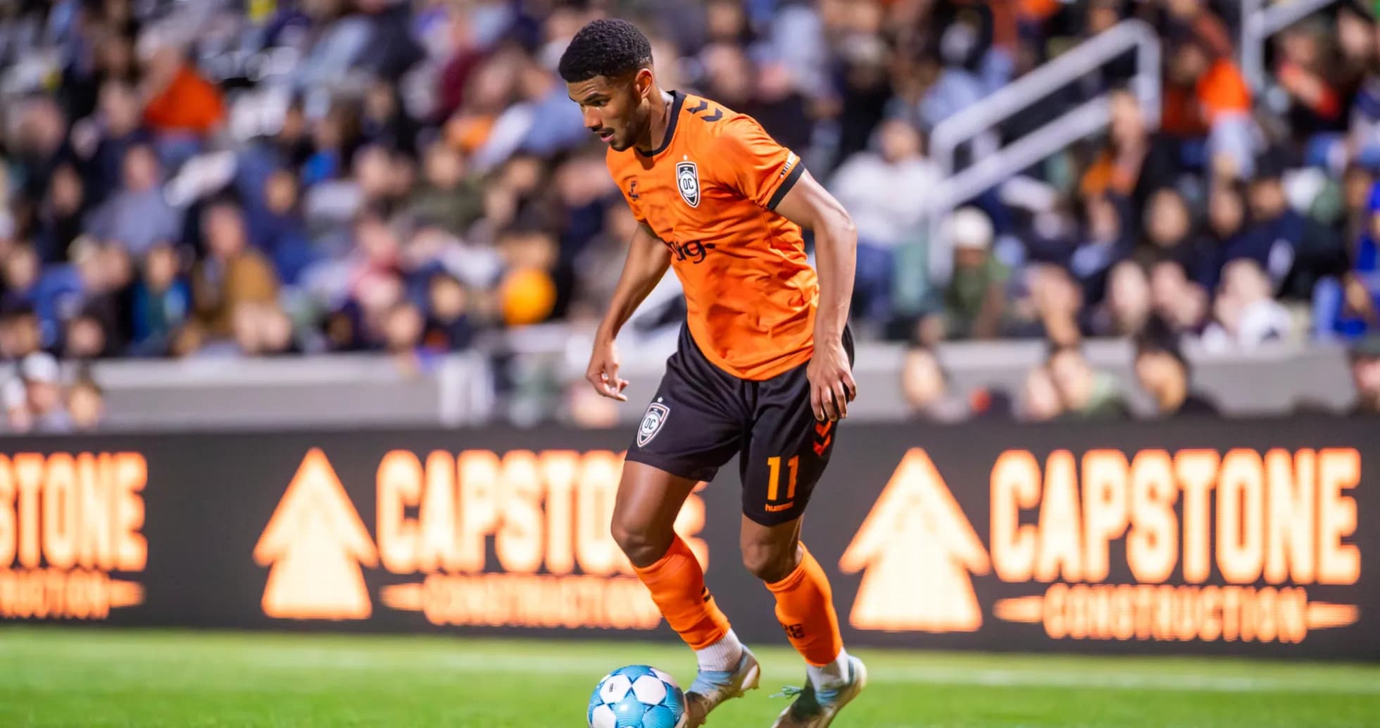 Jugador de Orange County SC en acción