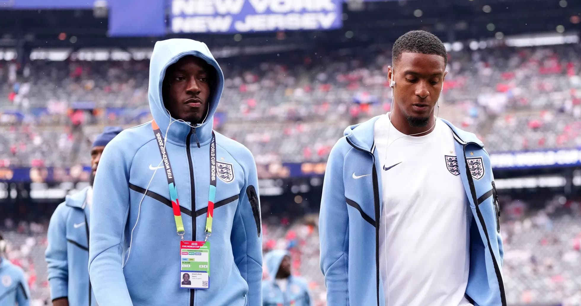 Jugadores de Inglaterra caminando en el estadio