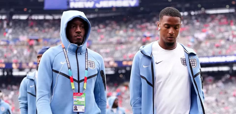 Jugadores de Inglaterra caminando en el estadio