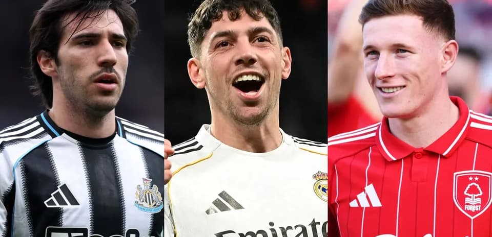 Tres jugadores de fútbol posando con sus camisetas