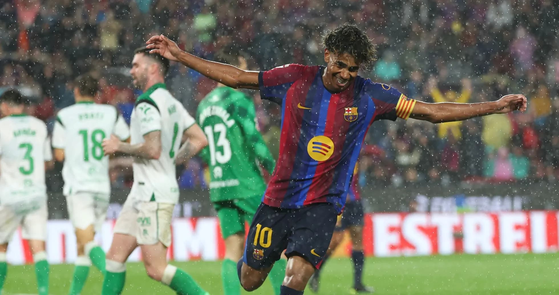 Jugador del FC Barcelona celebra un gol bajo la lluvia