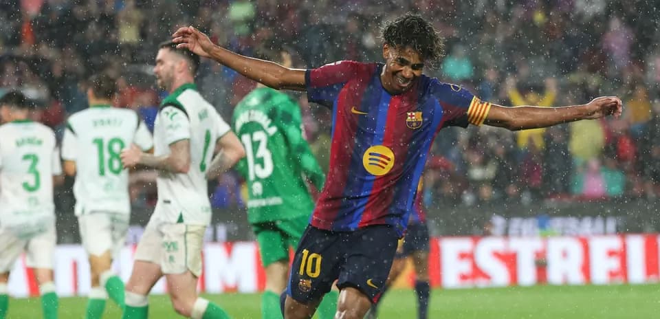Jugador del FC Barcelona celebra un gol bajo la lluvia