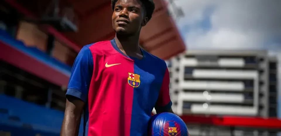 Jugador de Barcelona sosteniendo un balón en el estadio