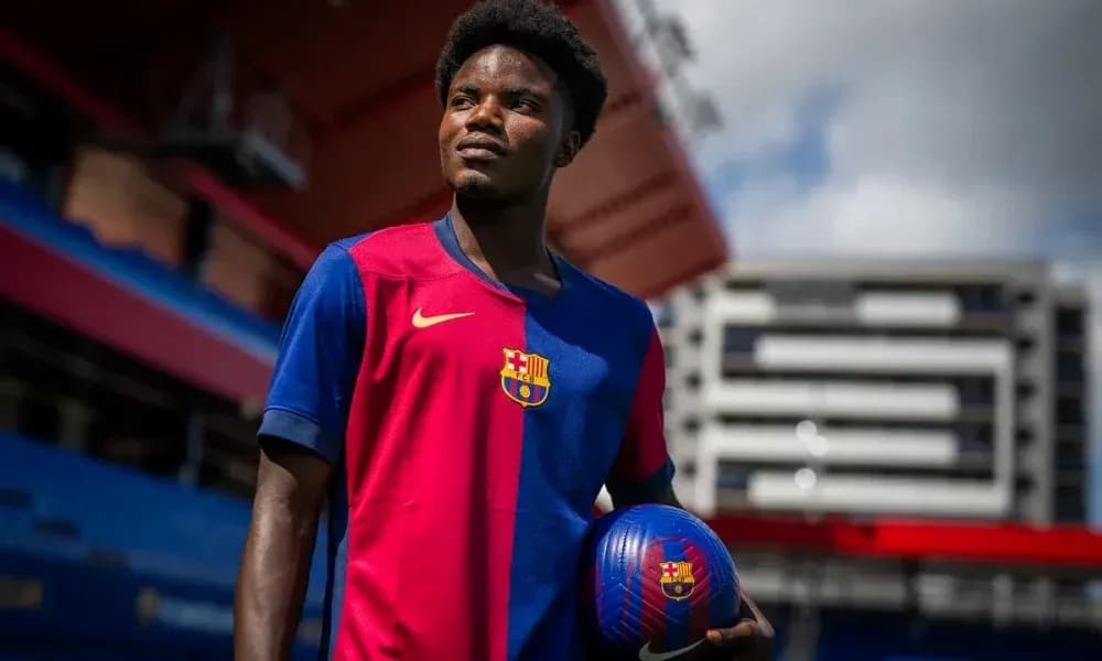 Jugador de Barcelona sosteniendo un balón en el estadio