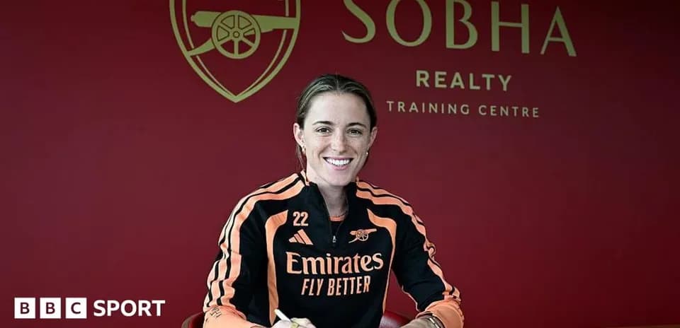 Jugadora firmando contrato en centro de entrenamiento