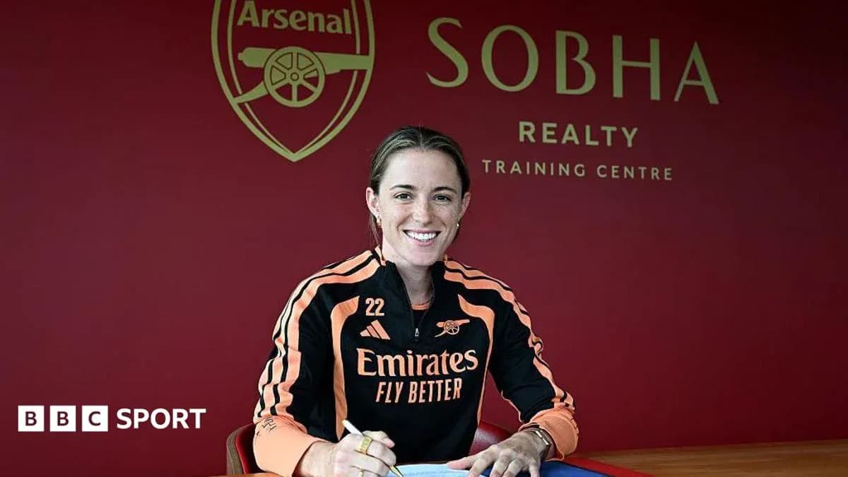 Jugadora firmando contrato en centro de entrenamiento
