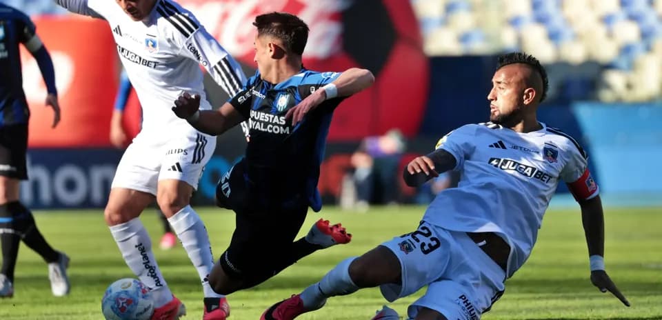 Jugadores compiten por el balón en el partido