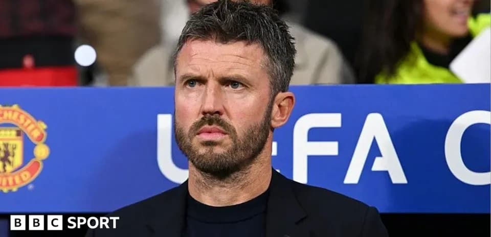 Entrenador observando el partido desde el banquillo