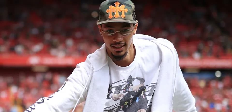 Jugador saludando a la afición en el estadio