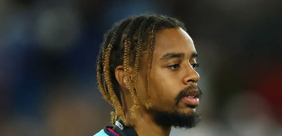 Jugador con trenzas durante un evento deportivo