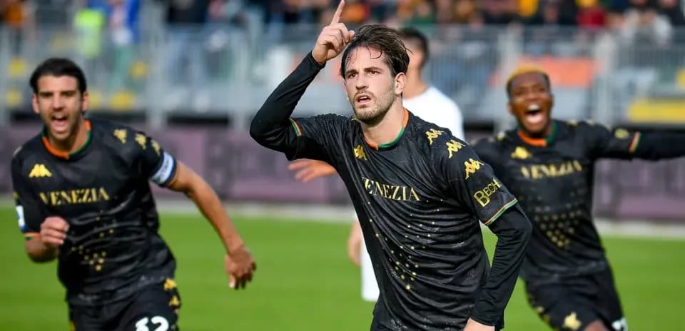 Jugador de Venezia celebra un gol