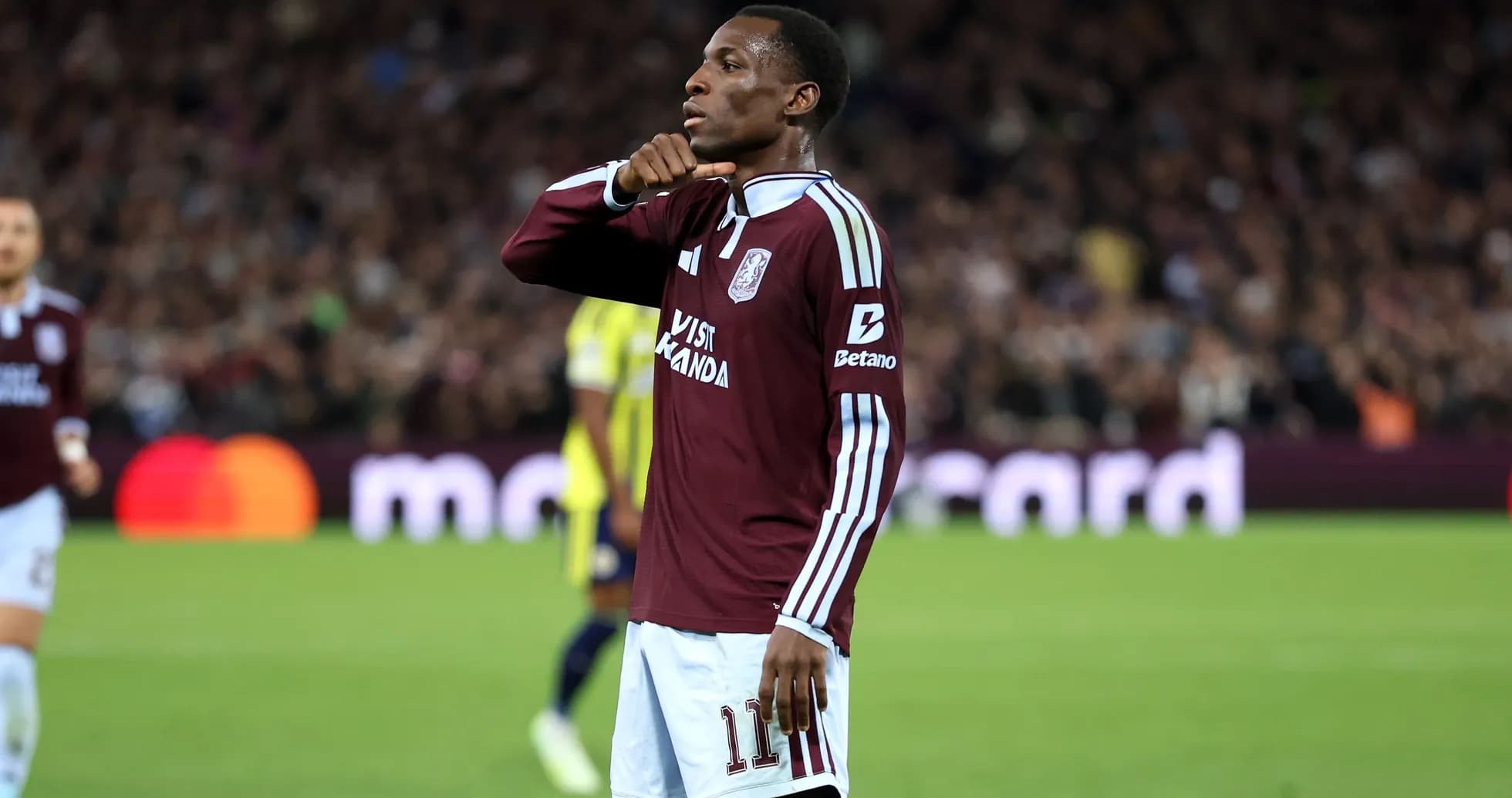 Jugador celebrando un gol en el partido