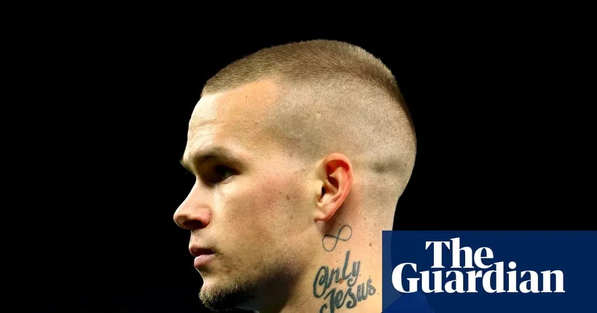 Jugador con tatuajes y corte de cabello corto