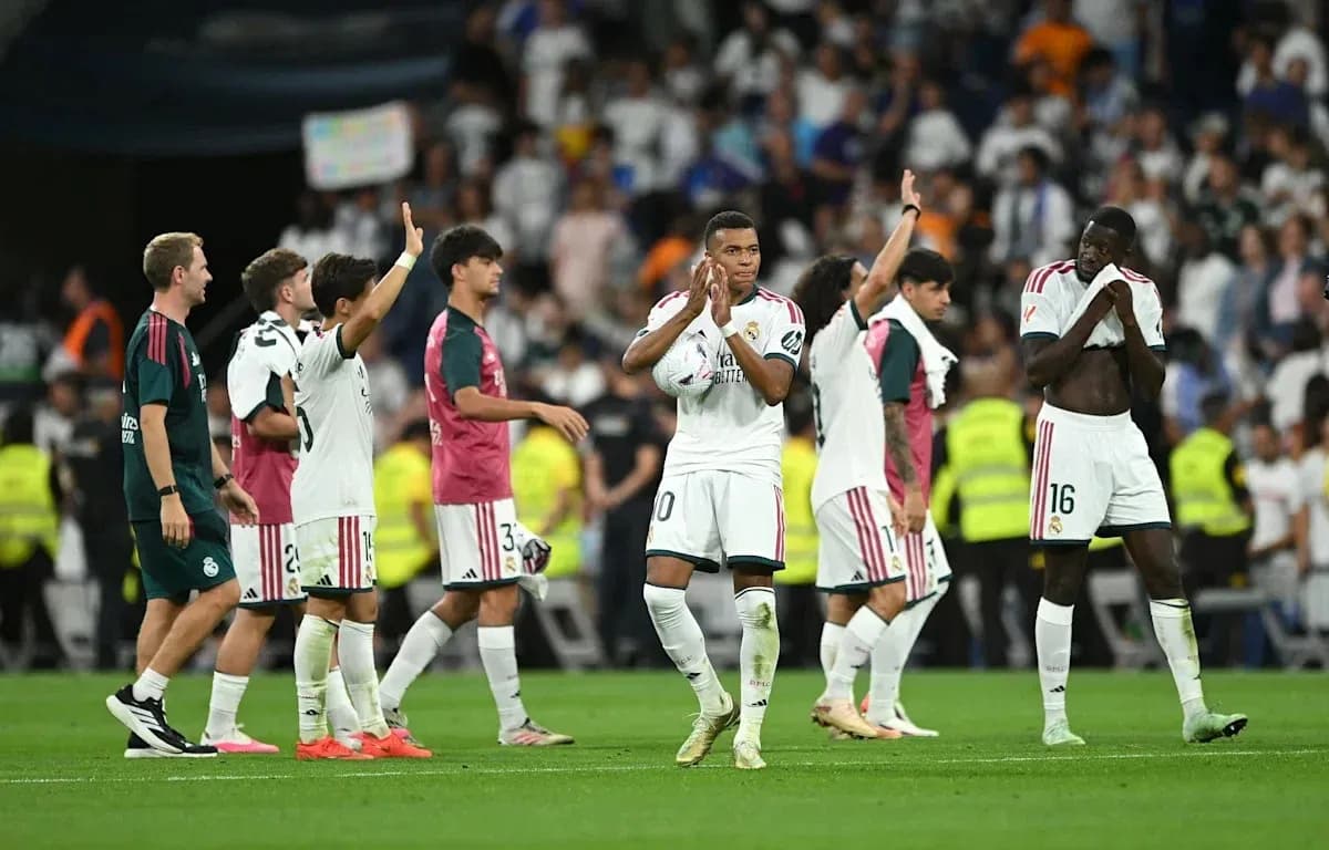 Jugadores del Real Madrid saludando a la afición