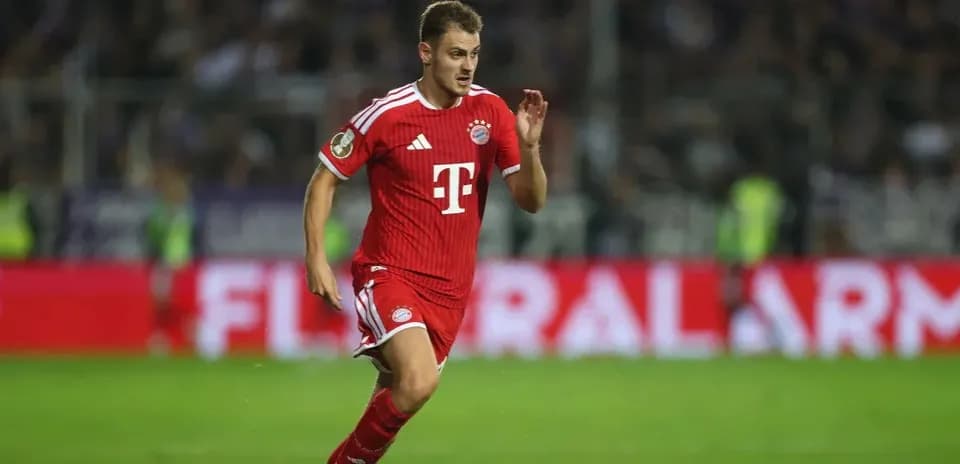 Jugador de Bayern Múnich corriendo en el campo
