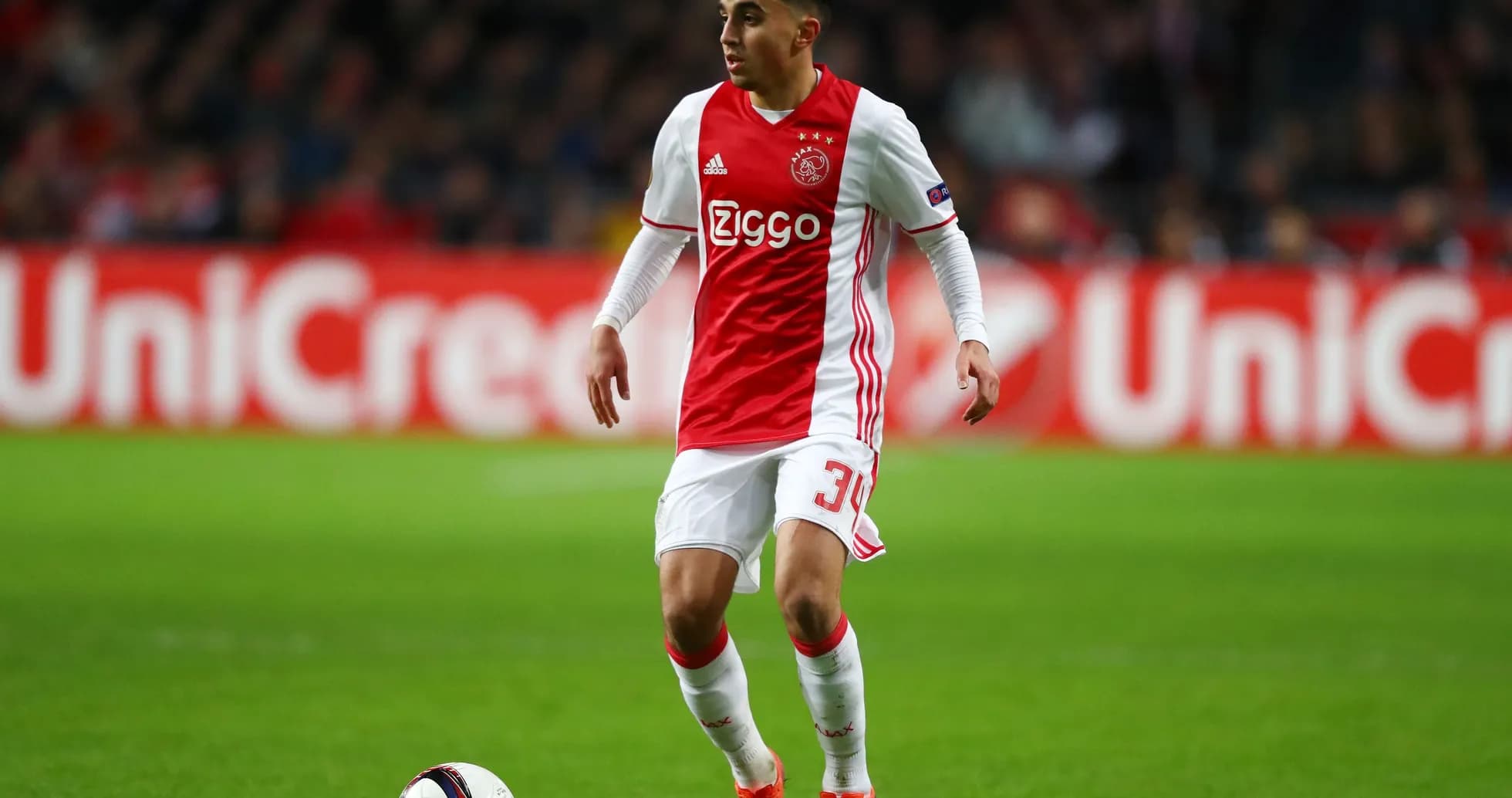 Jugador de Ajax en acción durante el partido