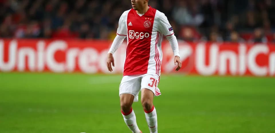 Jugador de Ajax en acción durante el partido