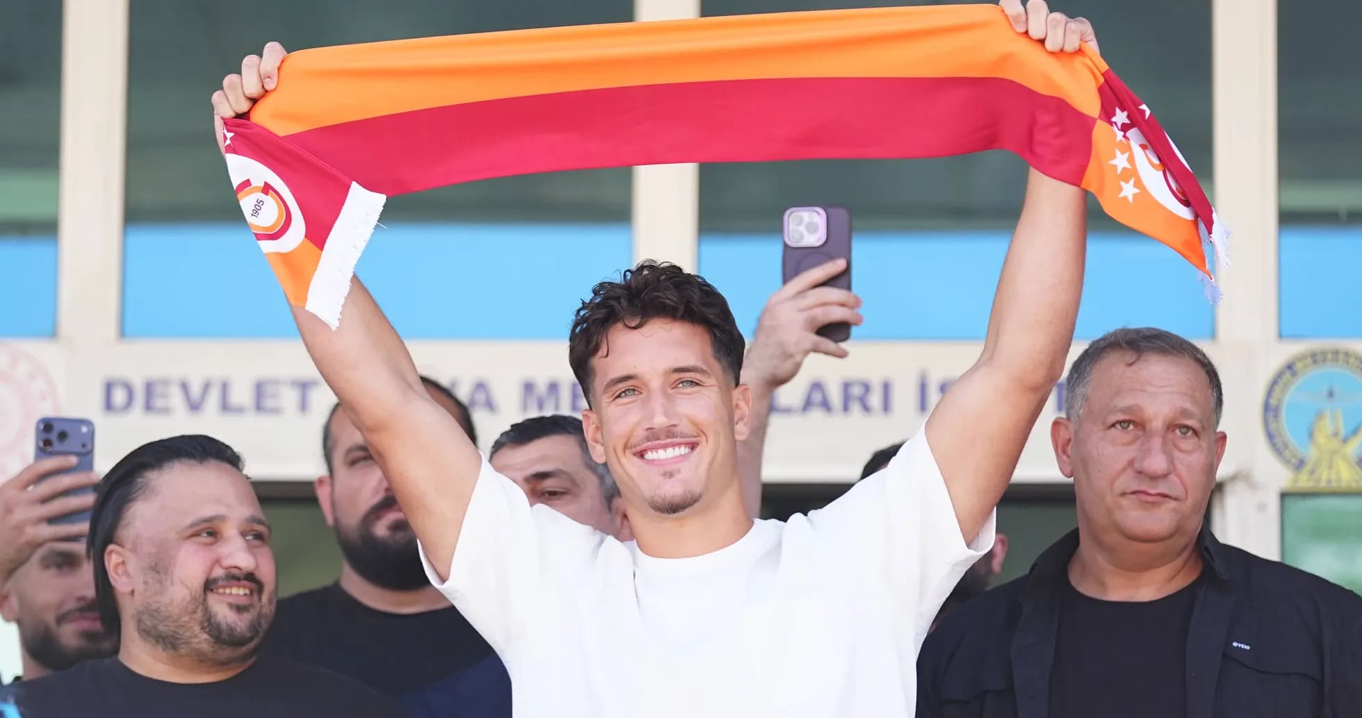 Jugador sosteniendo una bufanda de Galatasaray