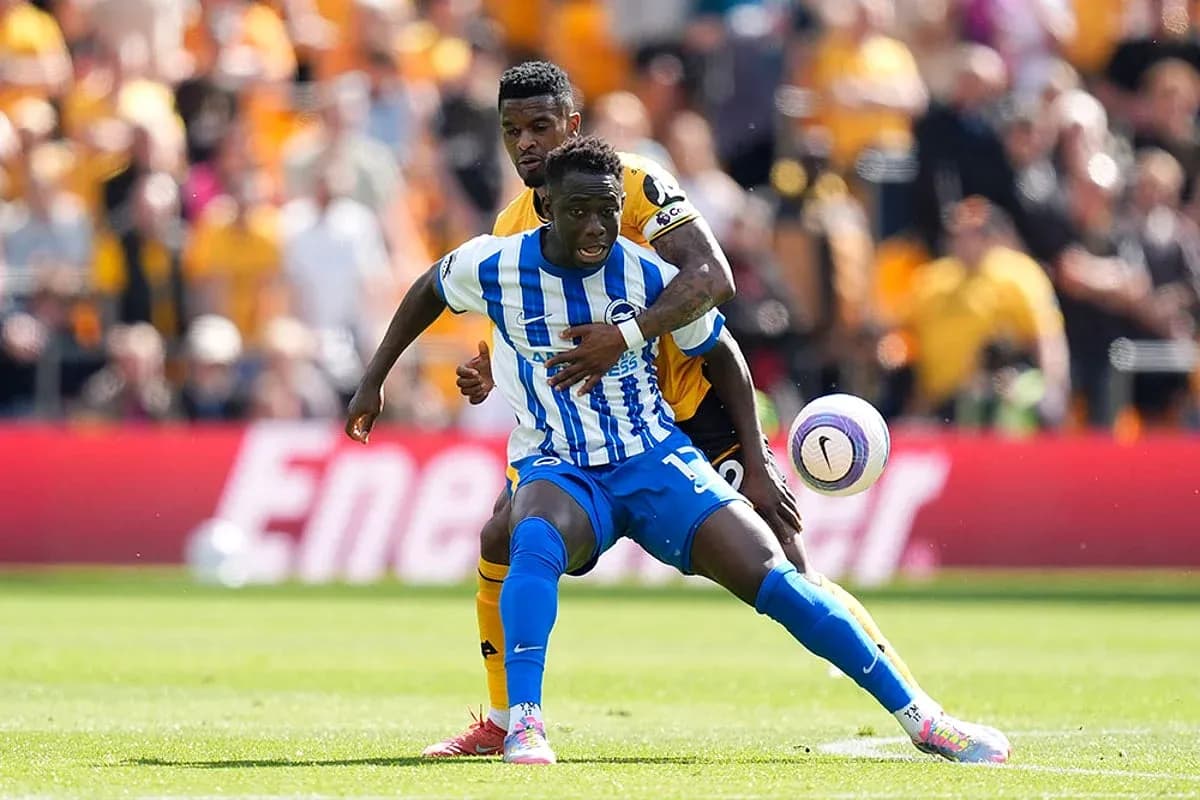 Jugador de Brighton en acción contra Wolves